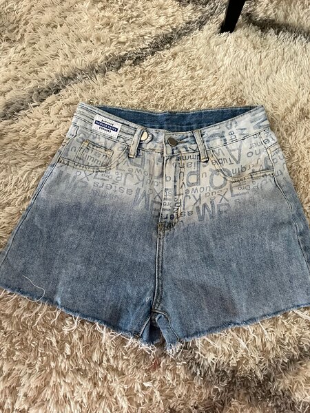 Short en jean délavé imprimé