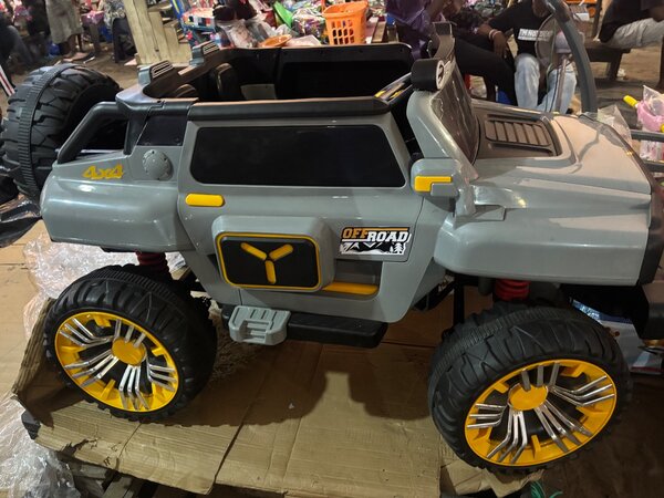 Voiture télécommandée et électrique option Bluetooth et USB