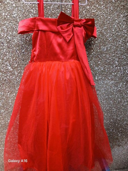 Robe rouge enfant élégante