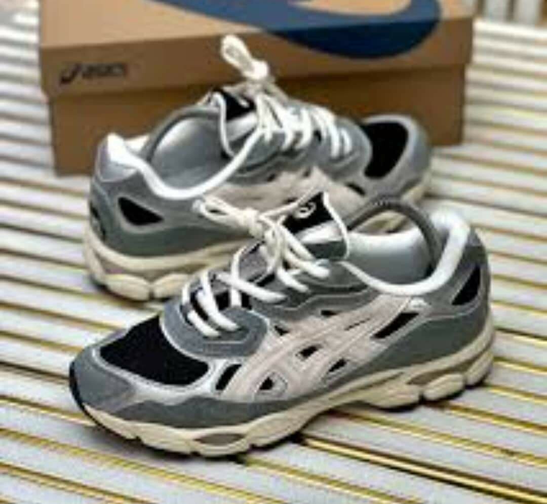 Asics Sneakers