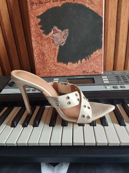 Sandale à talons élégante