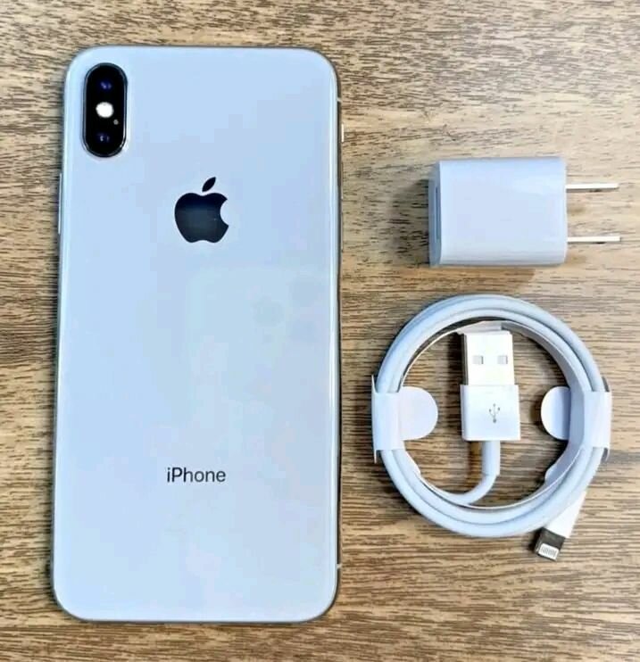 iPhone avec Chargeur et Câble