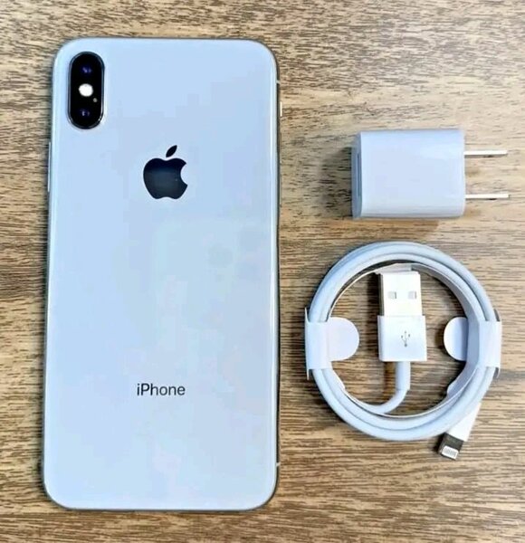 iPhone avec Chargeur et Câble
