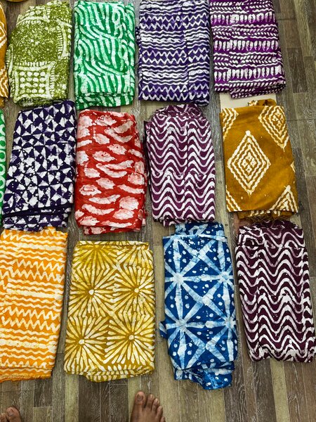 Étoffes colorées en batik