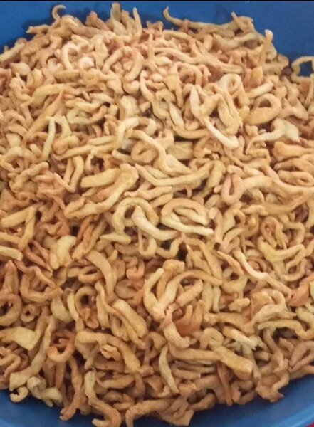 Chips de banane et croquettes