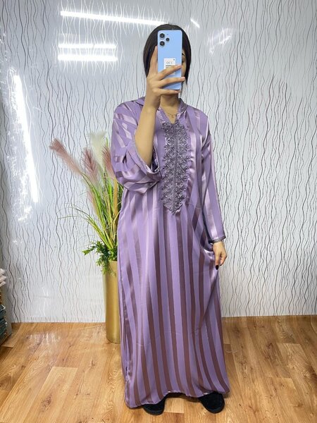 Robe longue en satin rayé