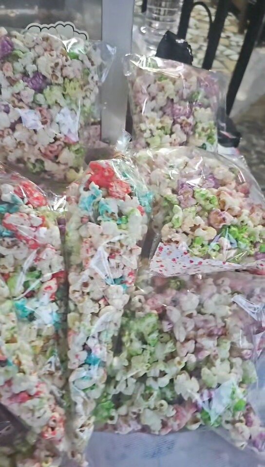 Popcorn coloré croustillant