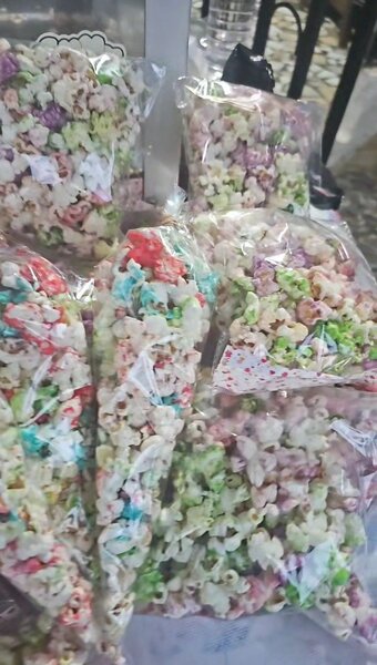 Popcorn coloré croustillant