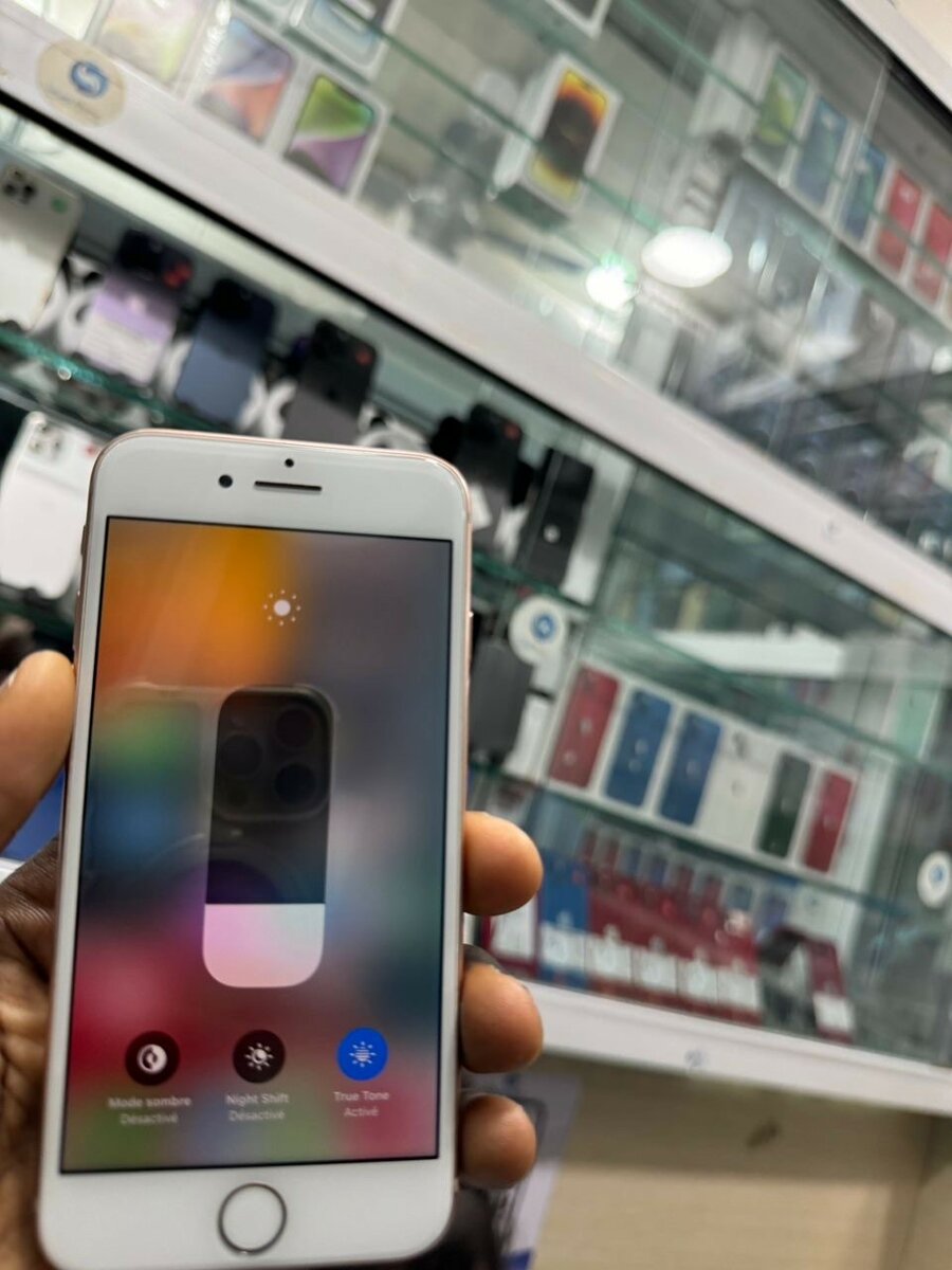 iPhone 8 64g très propre