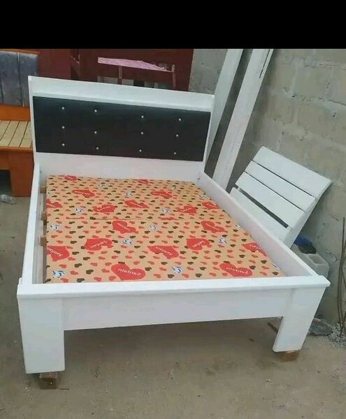 Lit simple avec tête de lit capitonnée