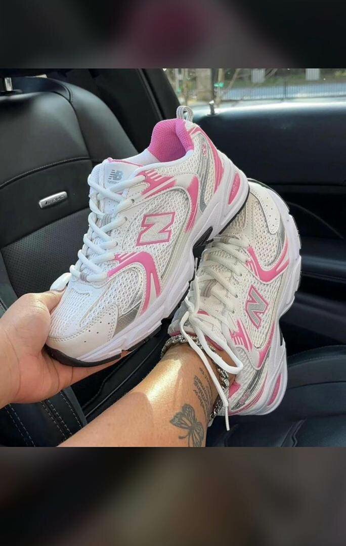 Baskets stylées à bandes roses