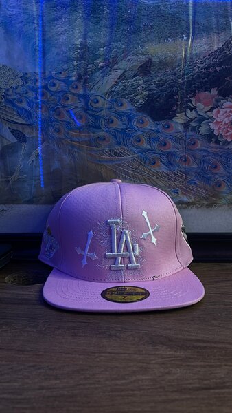 Casquette urbaine rose avec motifs