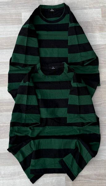 T-shirt rayé noir et vert