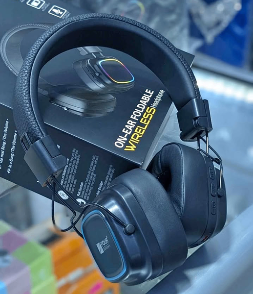 Four seasons boom 8 headphones
