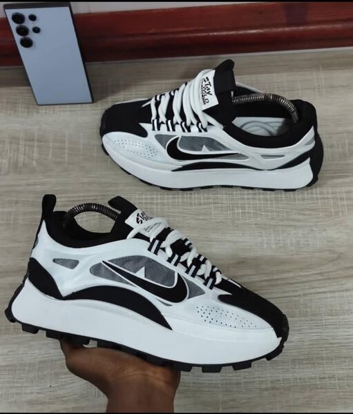 Chaussures Nike blanches et noires