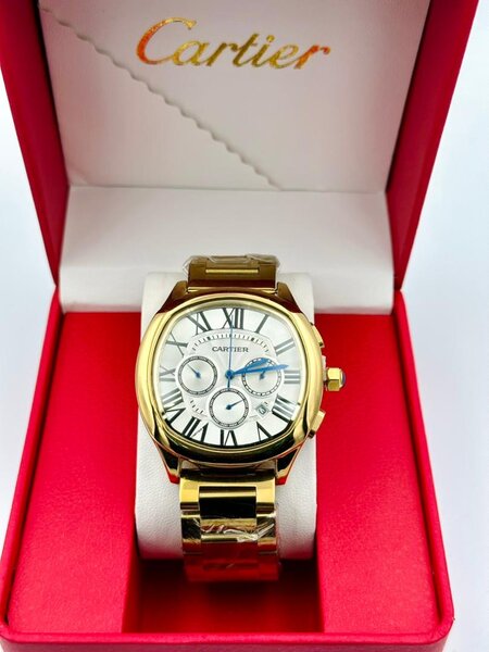 Montre de luxe dorée