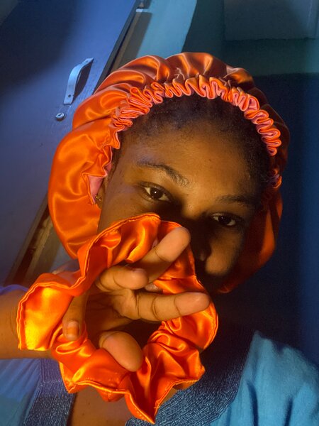 Bonnet en satin orange brillant