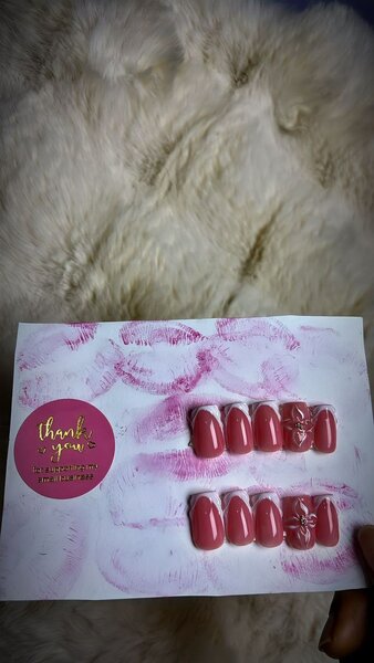 Ongles Pressés Roses Élégants