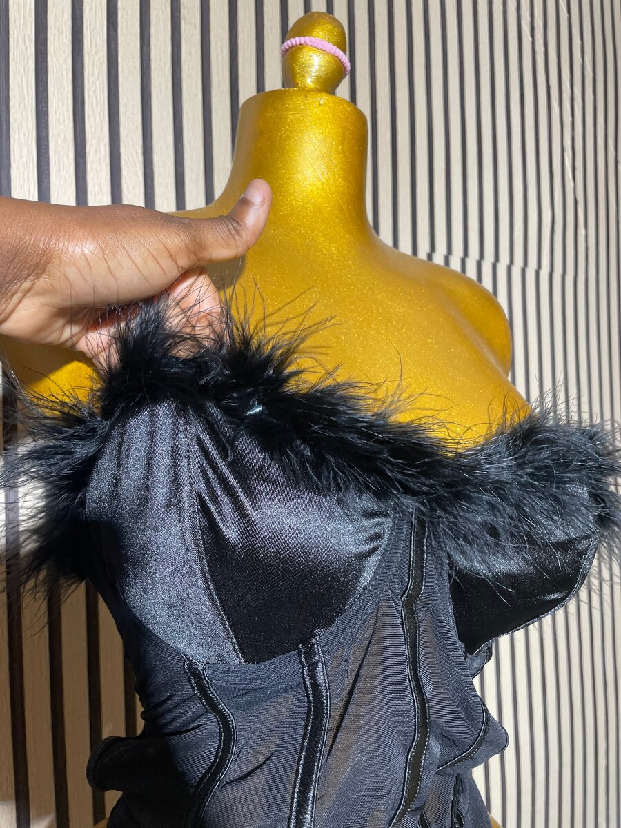 Corset noir plumes sexy