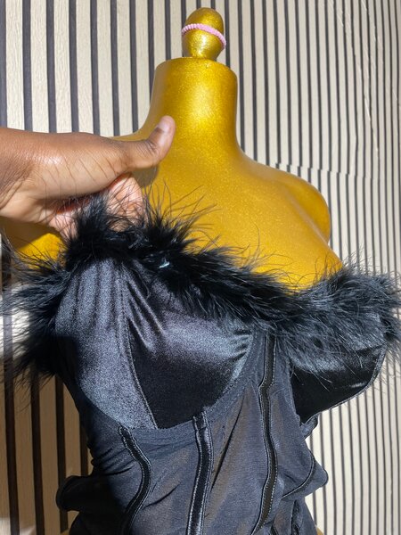 Corset noir plumes sexy