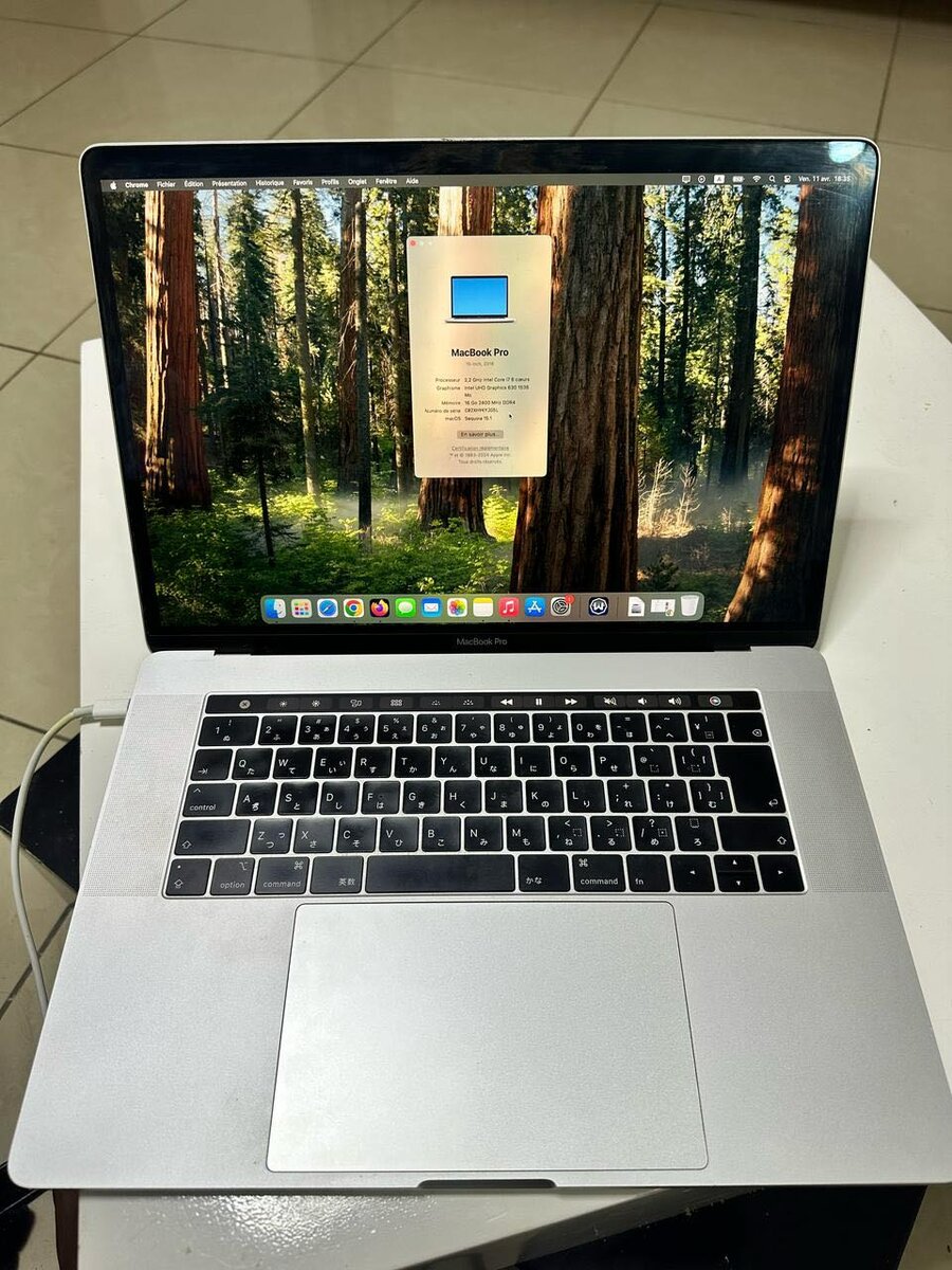 MacBook Pro avec chargeur
