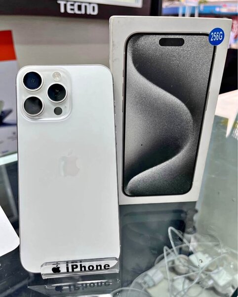 15 pro max 256Go Neuf Blanc