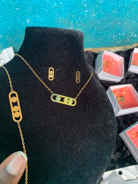 Parure Collier et Boucles d'Oreilles Modernes