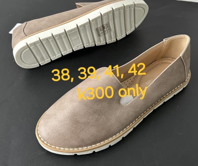 Beige patent leather moccasins