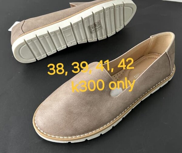 Beige patent leather moccasins