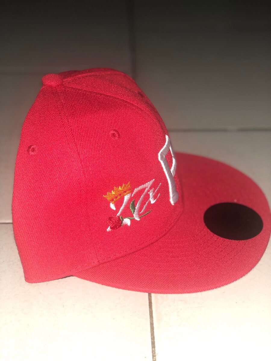 Casquette rouge avec broderie
