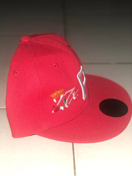 Casquette rouge avec broderie