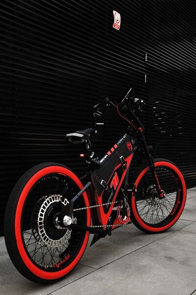 Vélo électrique sportif rouge