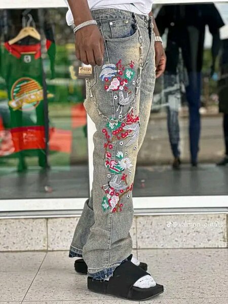 Jeans brodés à la mode