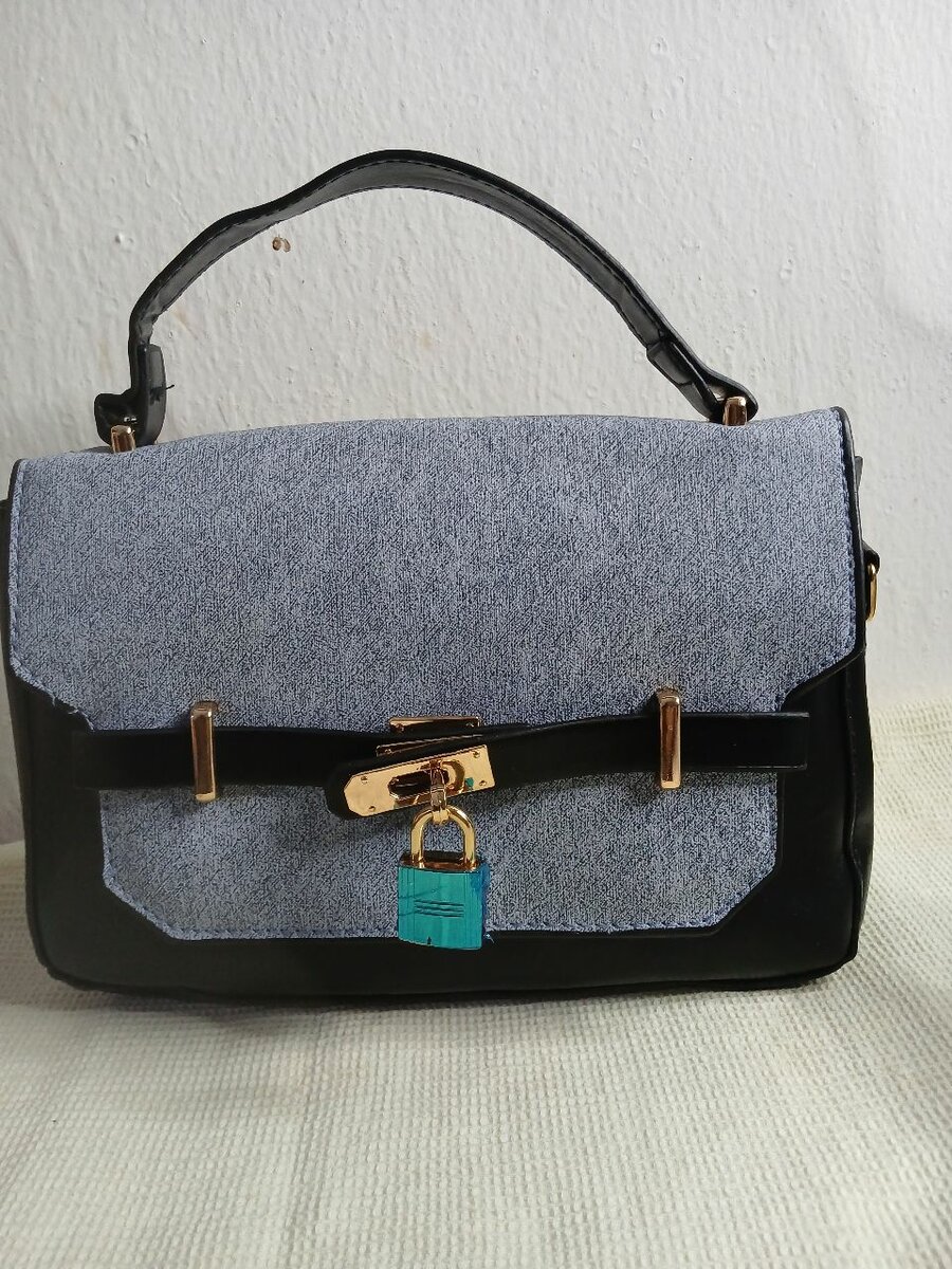 Sac à main gris et noir avec cadenas doré
