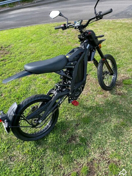 Vélo électrique pliable noir