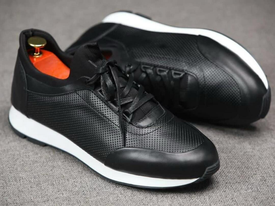 Baskets en cuir perforé