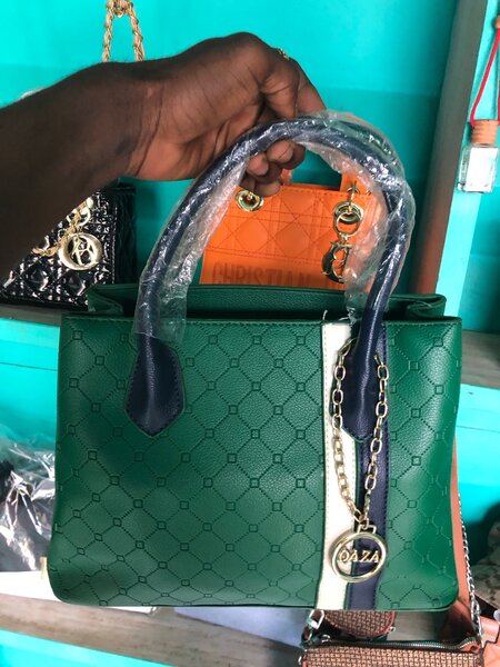 Sac à main en cuir vert élégant