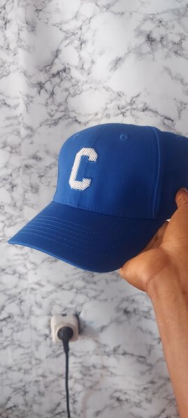 Casquette bleue "C" élégante