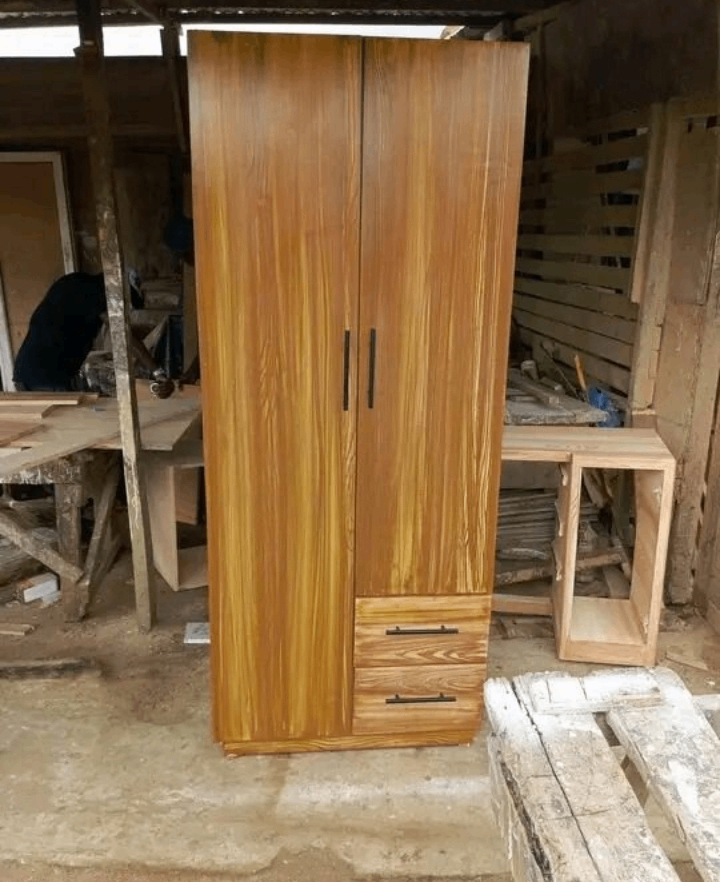 Armoire en bois avec tiroirs