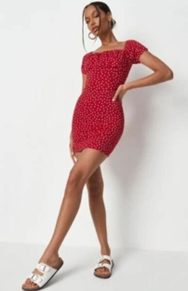 Robe rouge à pois élégante