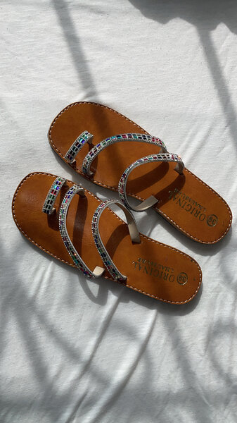 Sandales élégantes à strass colorés