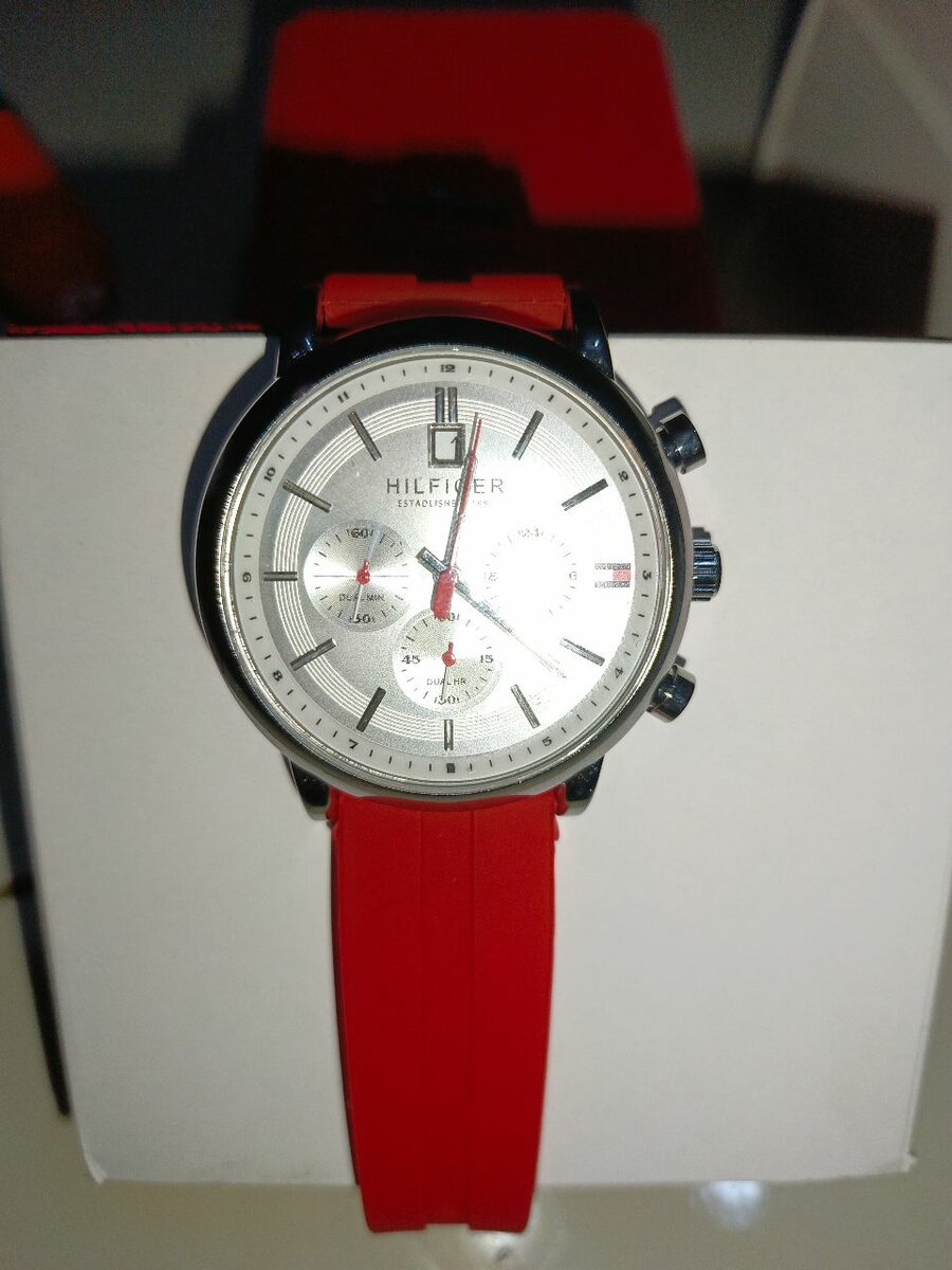 Montre chronographe rouge élégante