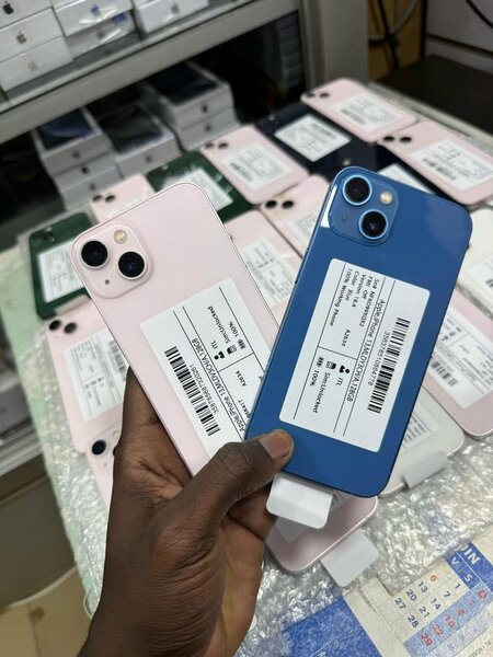 Smartphone IPhone 13 simple