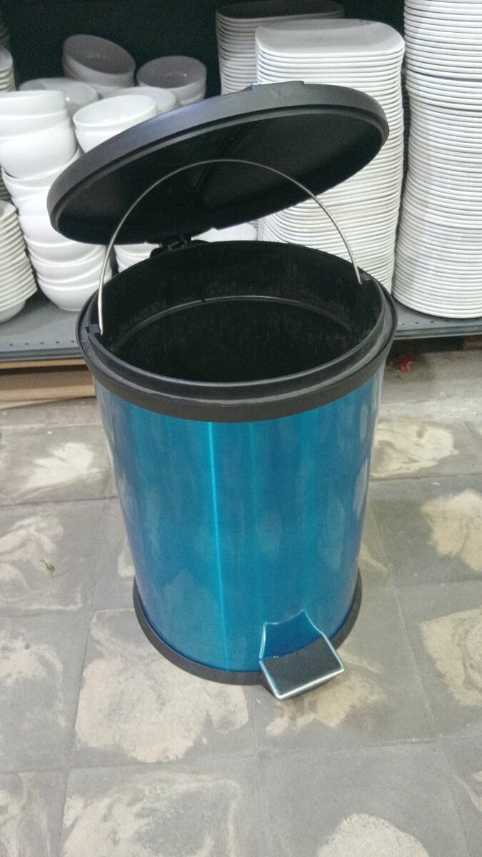 Poubelle à pédale bleu inox