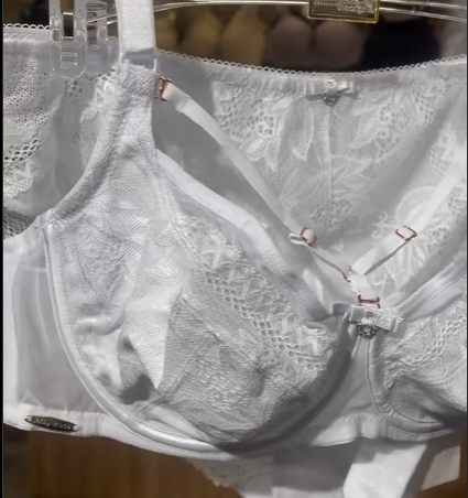 Этот роскошный комплект нижнего белья создан для тех, кто ценит комфорт, стиль и качество. Комплект включает в себя бюстгальтер с мягкой чашкой и трусики средней посадки.