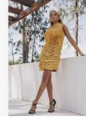 Robe dorée élégante plissée