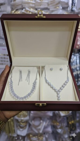 Parure de collier et boucles d'oreilles diamant