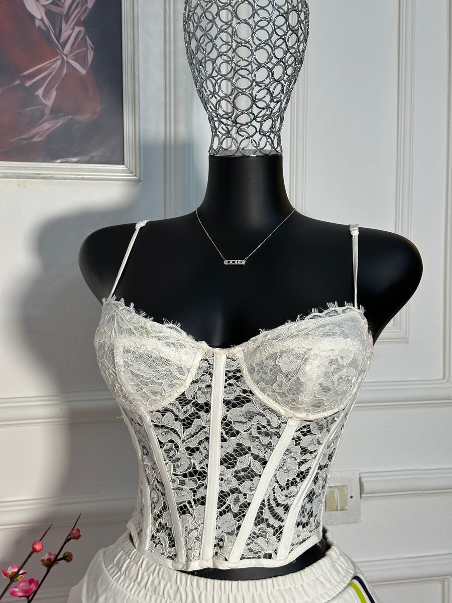 Corset en dentelle blanc élégant