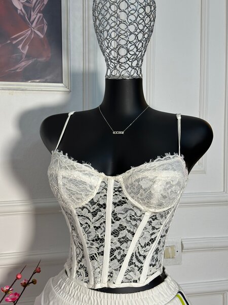 Corset en dentelle blanc élégant