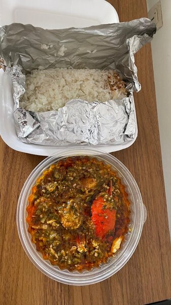 Gombo grillé accompagné de riz